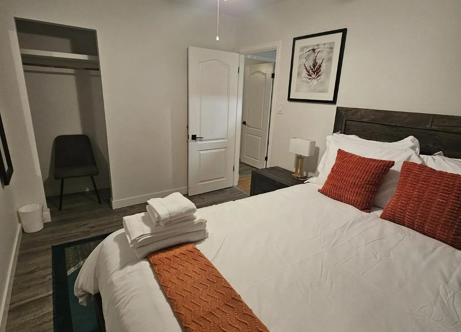 Aansel Suites Queen Room エドモントン